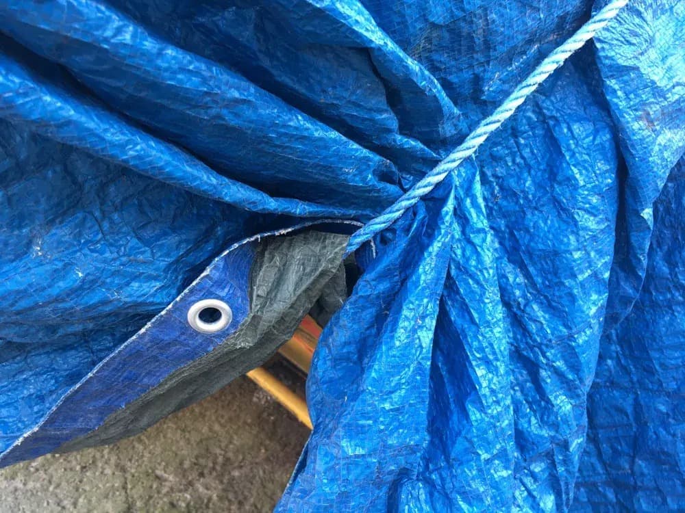 Vybíráte pevnou zakrývací plachtu? Důležitým parametrem je její gramáž