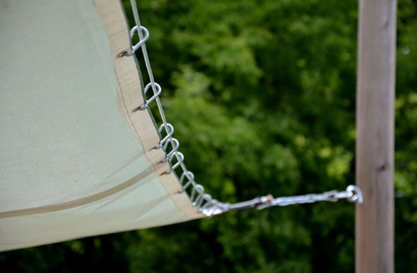 Jak vybrat plachtu na střechu pergoly, aby vás uchránila před přírodními vlivy?