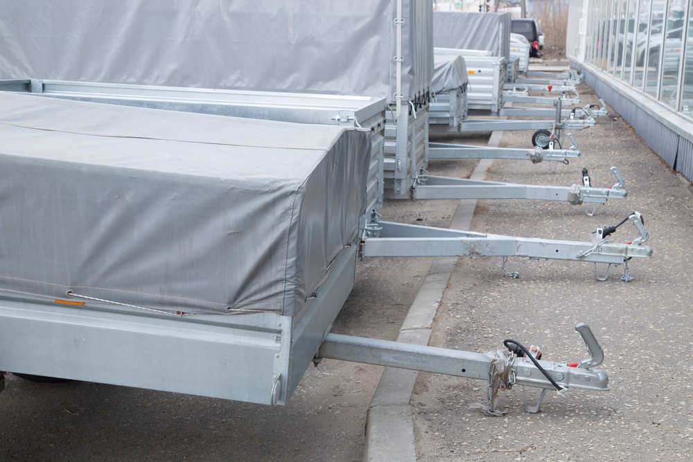 Sháníte krycí plachtu na přívěsný vozík? Zvolte kvalitní PE plachtu