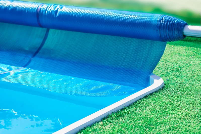 Zakrývací plachty jsou praktickým pomocníkem i v létě. Jak je využít?