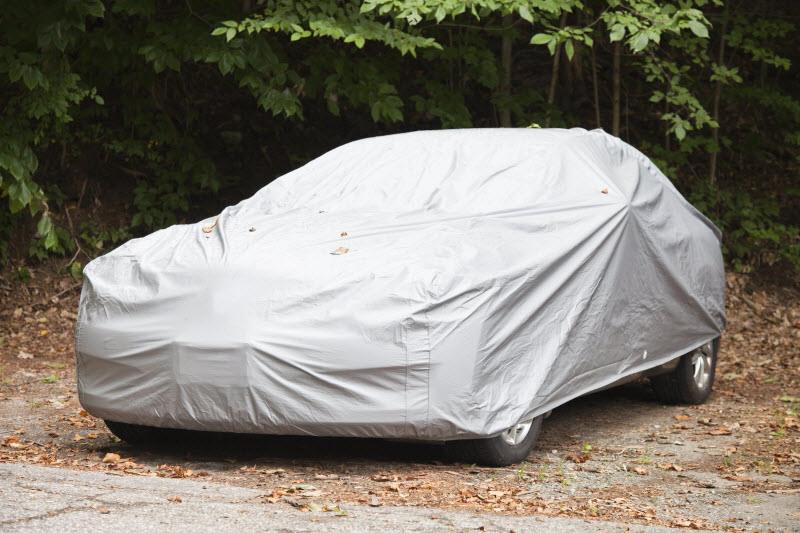 Auto pod autoplachtou