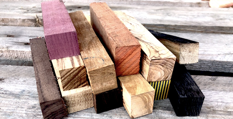 Odkud se bere dřevo pro plnicí a kuličková pera Novák