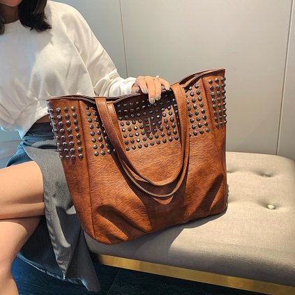 Klasická shopper kabelka zdobena cvočky