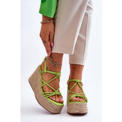 módní sandály na klínu s prýmkem  Nessia