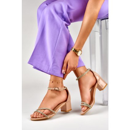 Elegantní lesklé dámské sandály na sloupku