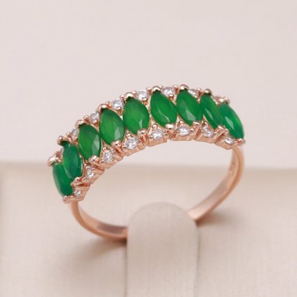 Elegantní prsten se zelenými zirkony