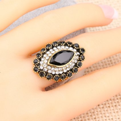 Masivní vintage prsten s krystaly