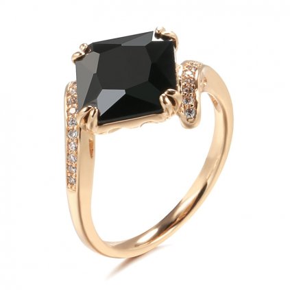 Elegantní pozlacený prsten s černým kamenem