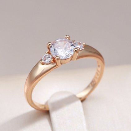 Elegantní pozlacený prstýnek se zirkonem