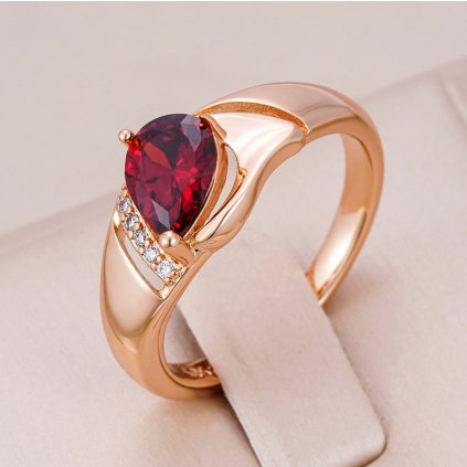 Trendový prsten s červeným kamenem
