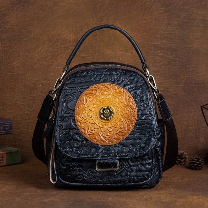 Kožený batoh s texturou a ornamenty
