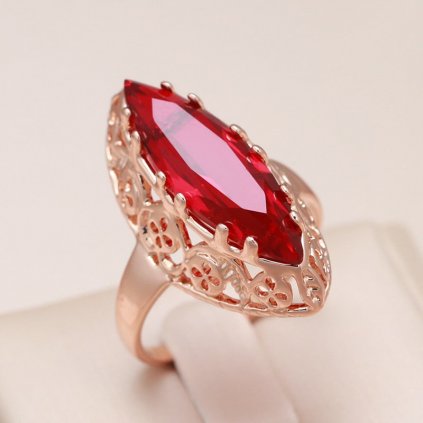 Vintážní prsten s červeným kamenem