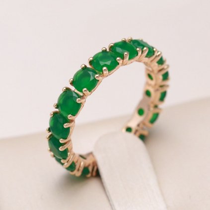 Pozlacený prsten s zelenými kamínky
