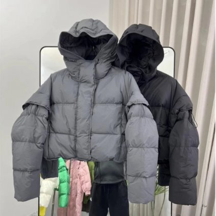 Dámská krátká zimní bunda s peřím a kapucí
