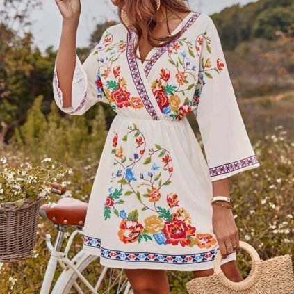 Letní volné šaty s potiskem boho a výstřihem (Barva Bílá, Velikost XL)