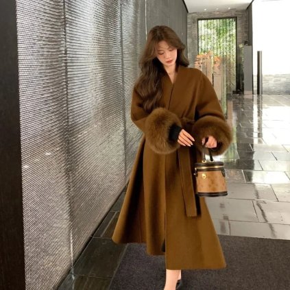 Elegantní vlněný kabát s páskem – límec z pravé kožešiny