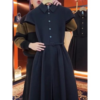 Dlouhé francouzské šaty – úzký střih, elegantní každodenní styl