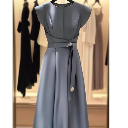 Elegantní letní šaty s krátkým rukávem a páskem