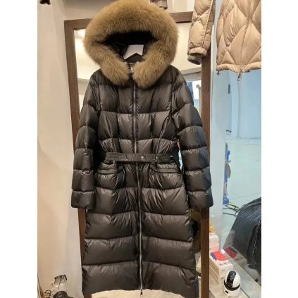 Dámská péřová parka – límec z lišky, opasek, elegantní styl