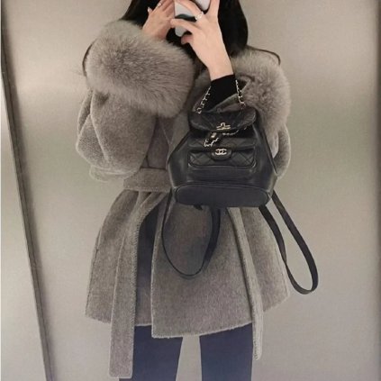 vlněný kabát s kožešinovým límcem – teplý zimní elegantní styl