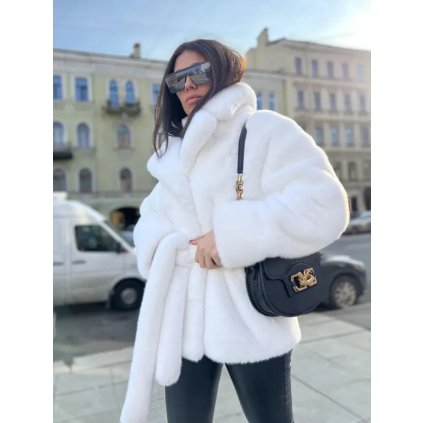 Zimní kabát z umělé kožešiny s páskem a límcem (Barva Bílá, Velikost S)