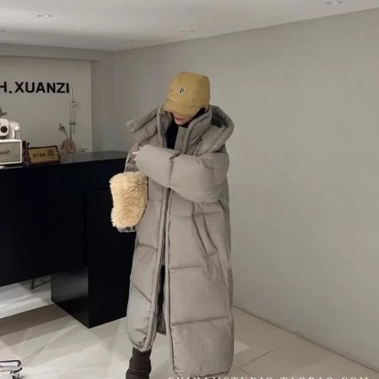 Dlouhá dámská zimní bunda s kapucí a měkkou výplní (Barva Šedá, Velikost L)