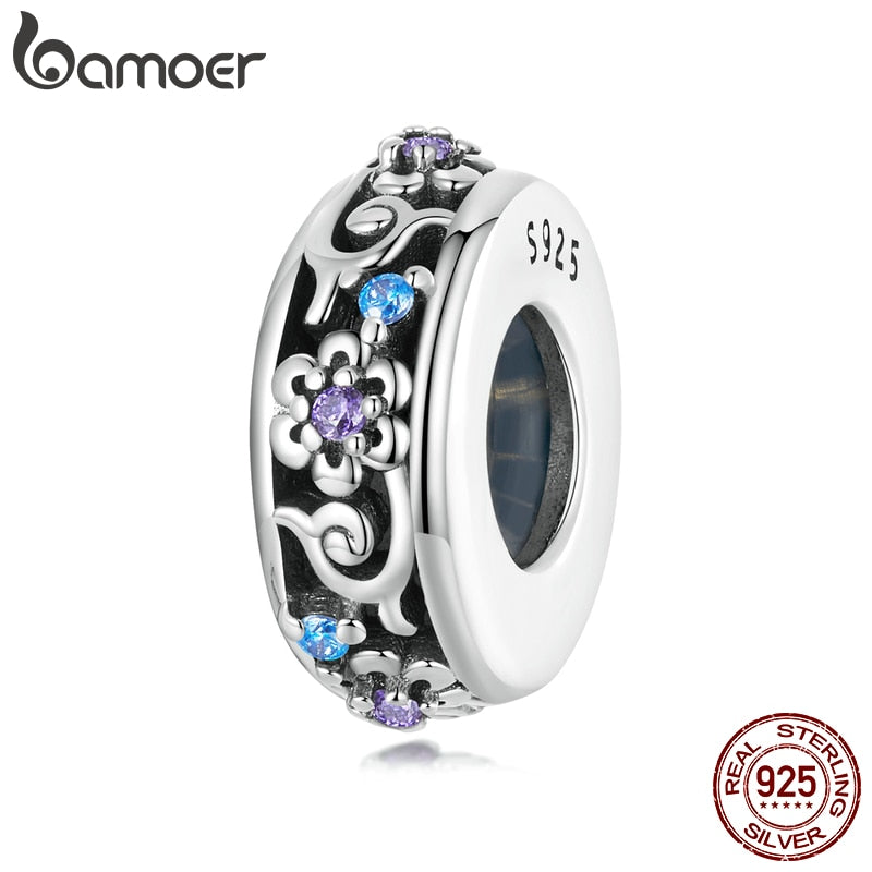 Levně LOAMOER Stříbrný kruhový přívěsek s ornamenty květiny a kamínky 