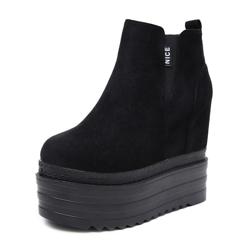 Kotníkové boty na masivní platformě 