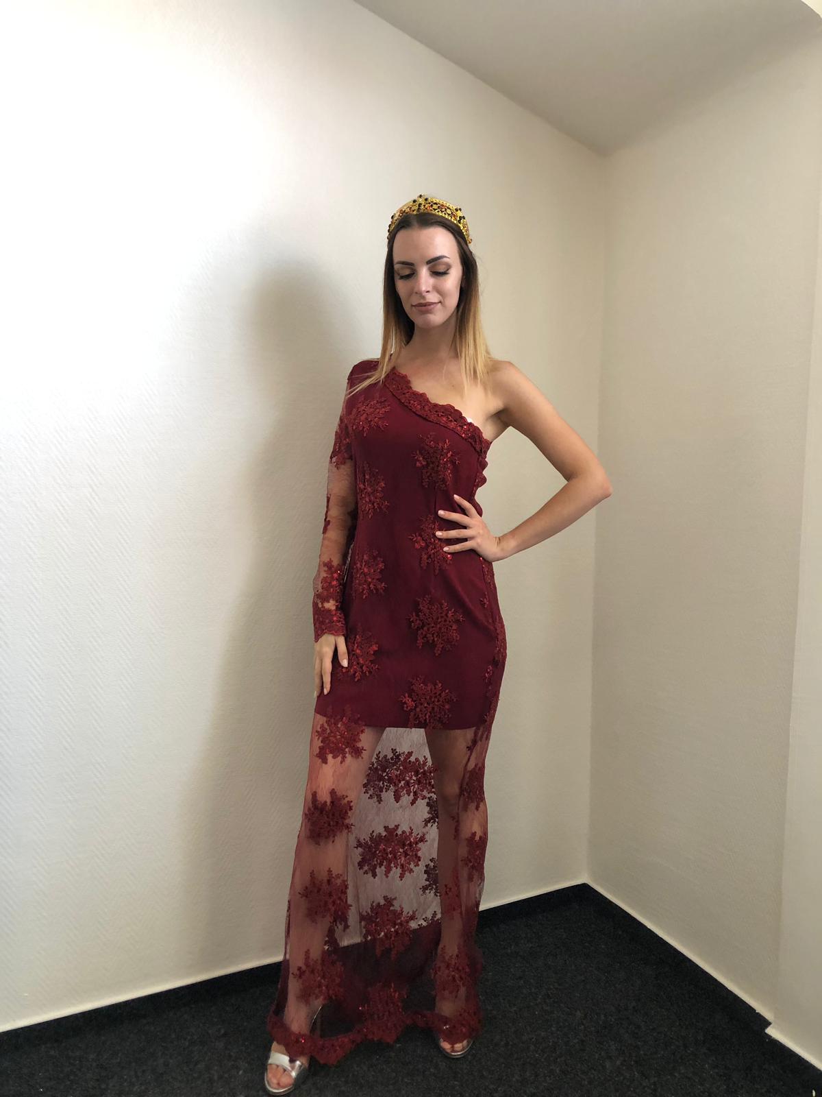 Dlouhé značkové šaty s krajkou a dlouhým rukávem - M Barva: Vínová