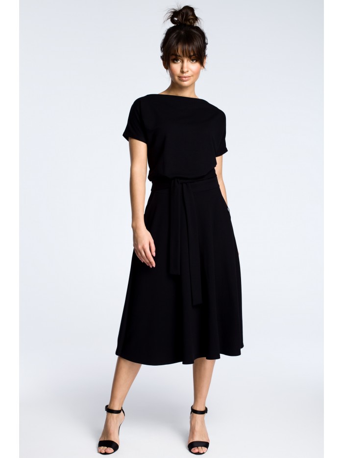 Levně BeWear Bavlněné volné šaty s rozšířenou sukní a páskem v pase B067 Barva: Černá