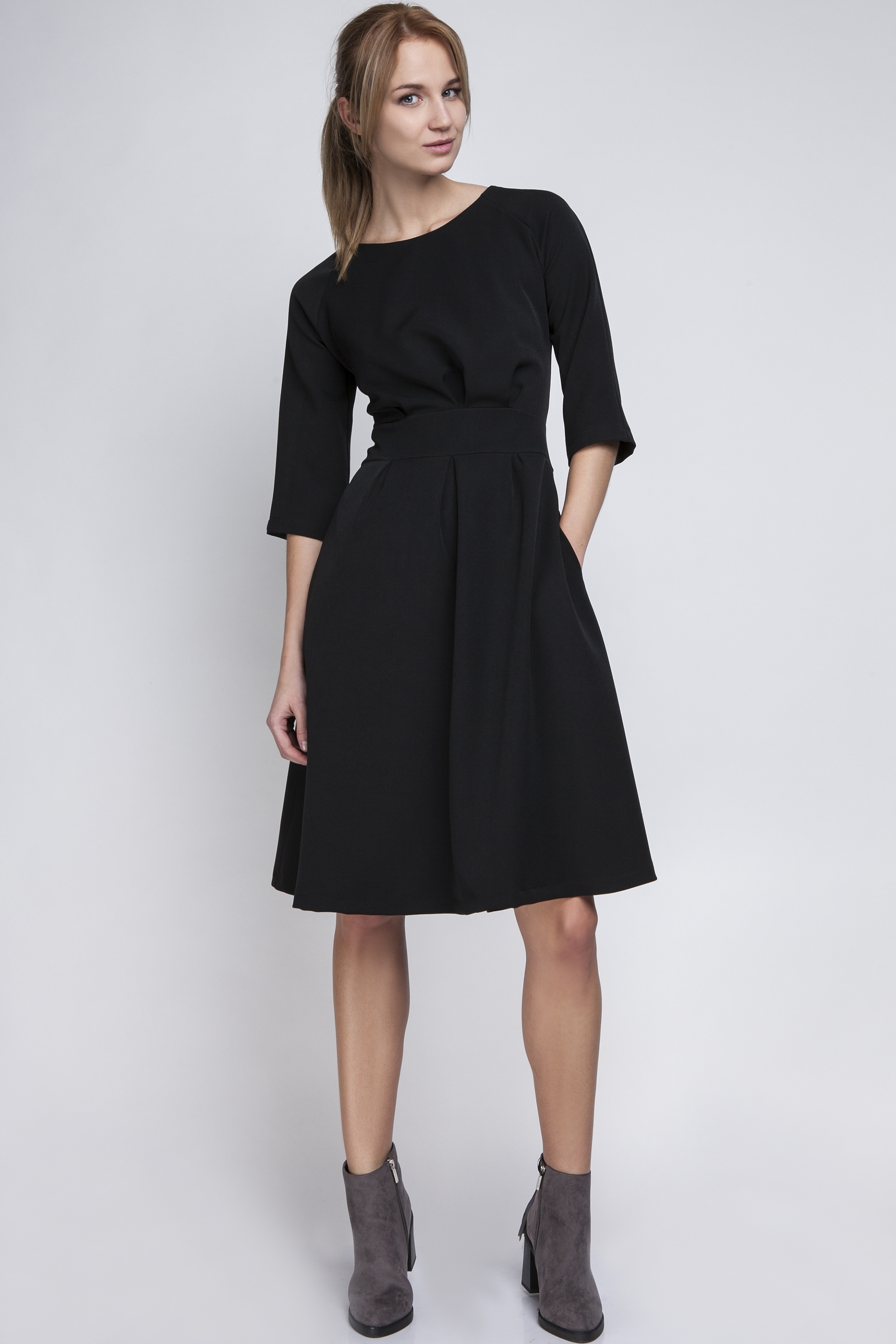 Levně Elegantní šaty s rozšířenou spodní části SUK122 LANTI Barva: Černá