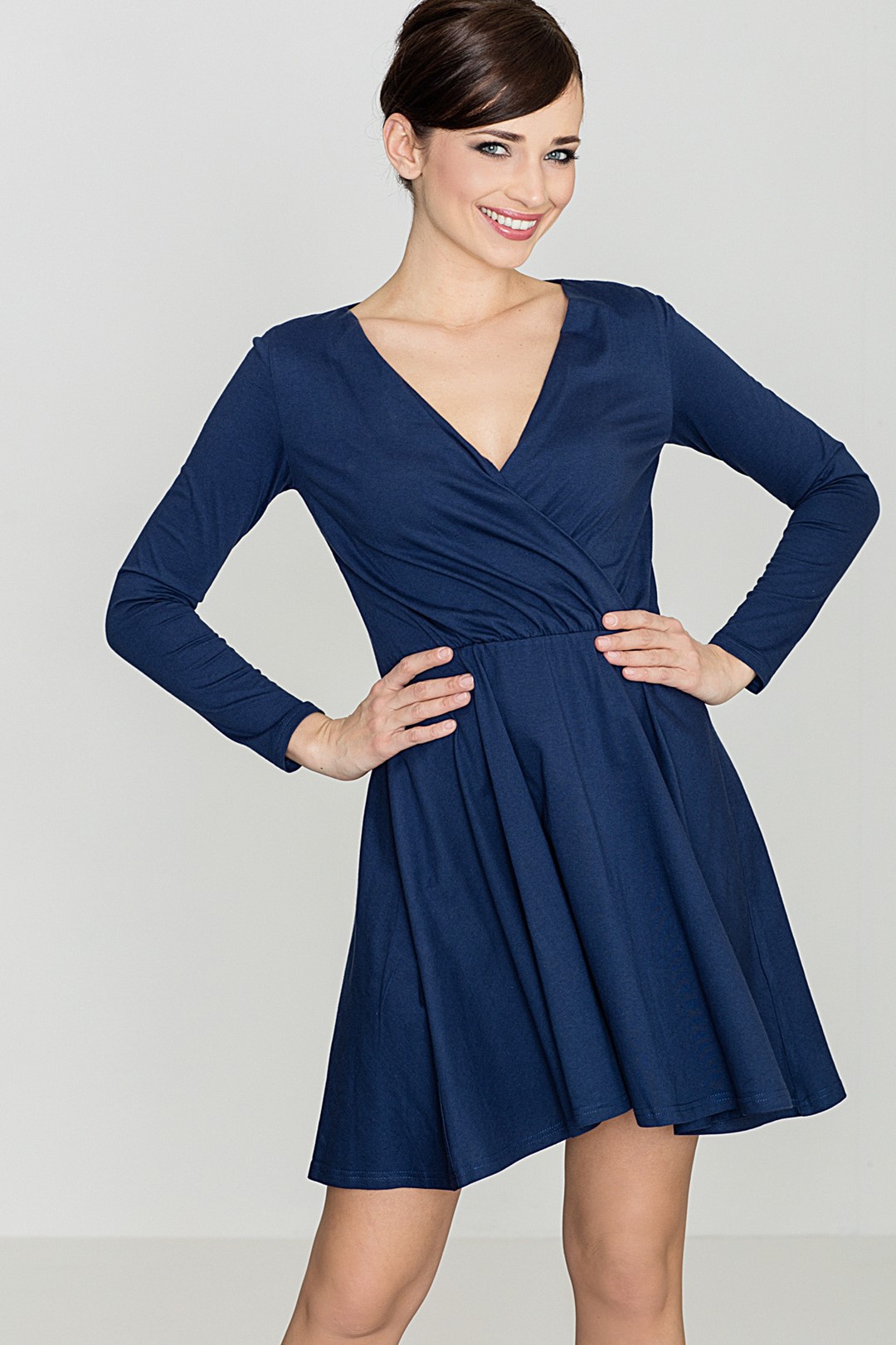 Levně Bavlněné šaty s obálkovým výstřihem K116 LENITIF Barva: Tmavě Modrá