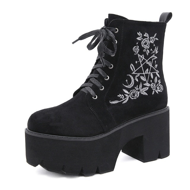 Levně Semišové kotníkové boty s výšivkou GoodDayGirl Fashion Barva: Černá