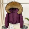 Krátká péřová bunda s kapucí – luxusní střih, kožešina (Barva Fialová, Velikost S)