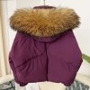 Krátká péřová bunda s kapucí – luxusní střih, kožešina (Barva Fialová, Velikost S)