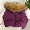 Krátká péřová bunda s kapucí – luxusní střih, kožešina (Barva Fialová, Velikost S)