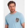 Pánské bavlněné tričko s potiskem na hrudi - V2 OM-TSPT-0167 (Velikost M, Barva Světle modrá)