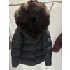 Krátká péřová bunda s pravou kožešinou a kapucí pro zimní období (Barva Černá, Velikost S)
