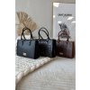 Lakovaná kabelka s vyraženým vzorem NOBO BAG6150-M20 (Velikost ONE SIZE, Barva Černá)