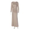 Elegantní dlouhé šaty s řasením a kovovou ozdobou (Barva (varianta) Pudrová, Velikost M)