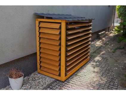 Abdeckung für das Außengerät einer Wärmepumpe aus Lärchenholz