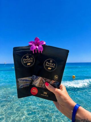Moře, pohoda a jerky v ruce. Tohle je léto po našem. ☀️🥩 #perkysjerky #beefjerky #jerky #susenemaso #proteinovasvacina...