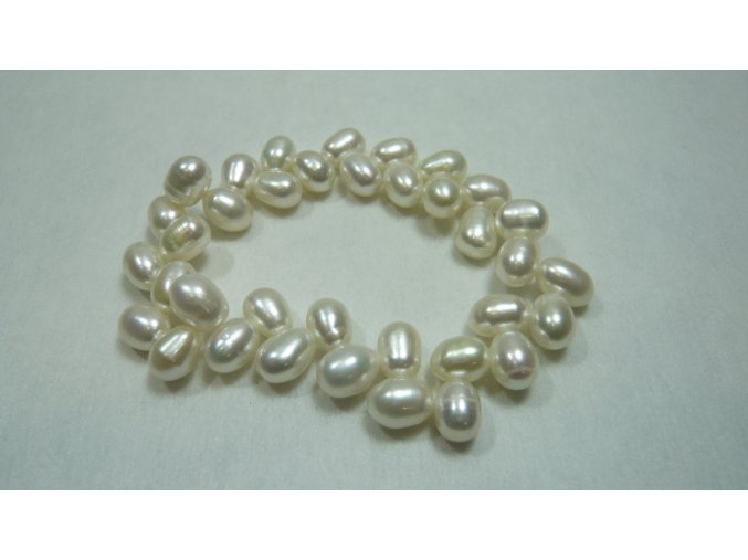Náramek z bílých oválných perel tvaru ZicZac