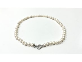 Bílý perlový náhrdelník s uzávěrem vepředu