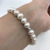 Perlový náramek z bílých perel buton
