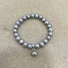 Náramek z šedých perel tvaru butonu