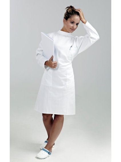 Chirurgický plášť Oldo - PERLIČKA  - biely zdravotnícky plašť - Perlička – zdravotnícke oblečenie – lekárske oblečenie – medik dress – medikal uniforms – pracovné oblečenie – oblečenie pre zdravotníkov – oblečenie pre lekárov -  oblečenie pre doktora – oblečenie pre sestričku – oblečenie pre doktorku – zdravotnícke prostredie – chirurgické oblečenie – oblečenie pre kliniku