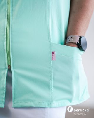 Pár detailov nášho zdravotníckeho oblečenia vo farbe Pistácia. Čo na ňu hovoríte vy? Je to váš favorit, alebo máte inú...