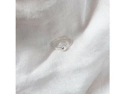 Stříbrný prsten s kuličkou