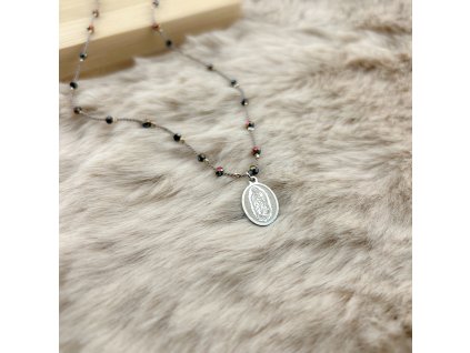 Madonna Silk – náhrdelník z šedého hedvábí s černými broušenými korálky a přívěskem Madonky